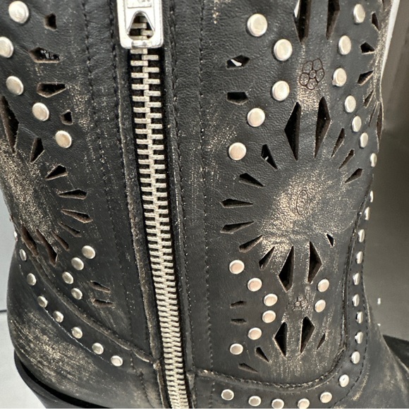 Old Gringo Reeve laser cut studded boots in burnished black leather. New in box! - Picture 6 of 10